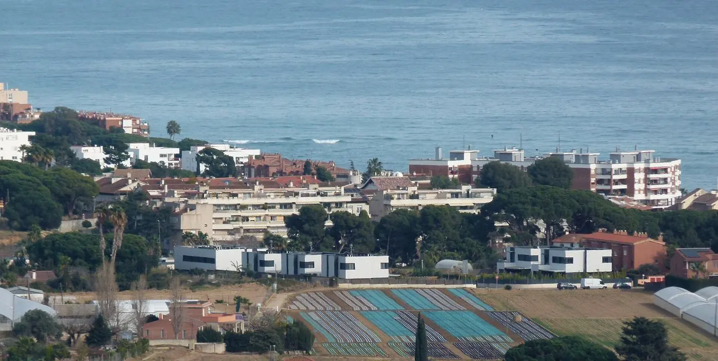Casas de Sant Andreu de Llavaneres con el mar al fondo